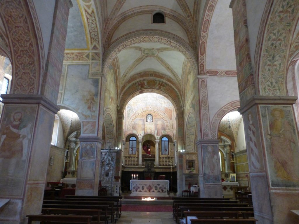 Interno della basilica santuario dei santi Vittore e Corona, dintorni di Feltre - Gaia Erbe